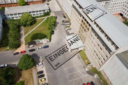 „Eingegangen am...“ von raumlaborberlin an der ehemaligen Stasi-Zentrale in Berlin-Lichtenberg, heute: Stasimuseum. Foto: BBR / Werner Huthmacher