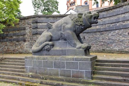 Der Sinziger Löwe, ein Denkmal aus Basaltlava für die Gefallenen der Weltkriege. Die Oberfläche ist gestockt, um das Fell des Tieres nachzuahmen. Foto: Oliver Rockstedt / Wikimedia Commons