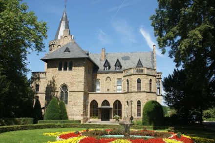 Das Sinziger Schloss, Fassade unter anderem mit Rheinischer Basaltlava, Rheinischer Grauwacke und Udelfanger Sandstein sowie Moselschiefer auf dem Dach. Foto: Thoma (talk), Doris Anthony / Wikimedia Commons