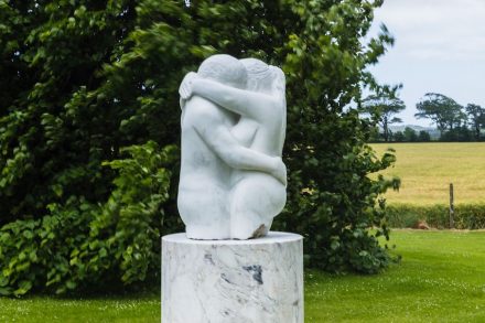 Edward Sheedy: „Embrace“, Italian White Marble, 81 x 48 cm