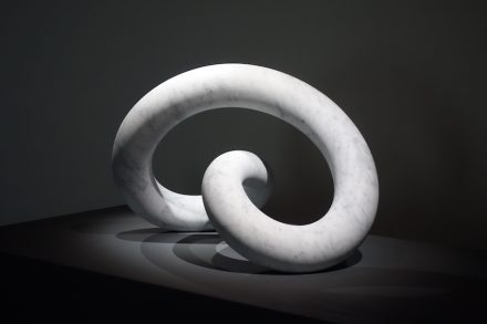 Cynthia Sah: „Infinite“, Carrara white marble, 46 x 68 x 55 cm, 2016. Foto: Double Square Gallery