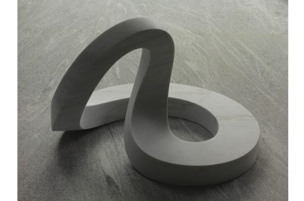 Cynthia Sah: „Continuous“, Carrara white marble, 59 x 51 x 40 cm, 2016. Foto: Q. Bertoux