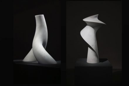 Cynthia Sah: (links) „Branch In Motion“, Carrara white marble, 51 x 30 x 55 cm, 2016, Foto: Double Square Gallery; (rechts) „Spinning“, Carrara white marble, 56 x 54 x 107 cm, 2016. Foto: Q. Bertoux