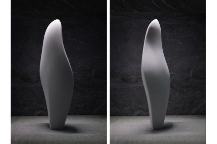Cynthia Sah: „Stele I-Tablet of History“, Chinese white marble, 28 x 15 x 72 cm, 2017. Foto: S. Baroni