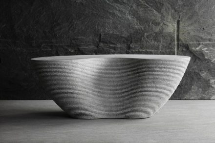 Cynthia Sah: „Bean Bench“, Carrara white marble, 118 x 52 x 47 cm, 2016. Foto: Q. Bertoux