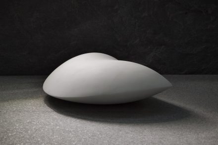 Cynthia Sah: „Sweet Dream Pillow“, Carrara white marble, 45 x 30 x 12.5 cm, 2017. Foto: S. Baroni