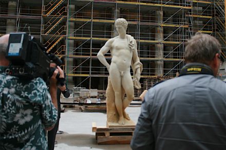 Der neue Antinous, 2,90 m hoch und mit 2 t Gewicht.