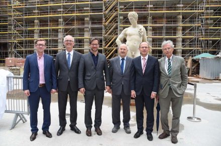 (v.l.n.r.) Wojciech Rostocki, Künstler; Anton Gerstner, Hofmann Naturstein; Florian Pronold, Parlamentarischer Staatssekretär und Vorsitzender des Stiftungsrates; Hans-Dieter Hegner, Bauvorstand der Stiftung; Johannes Wien, Sprecher und Vorstand der Stiftung; Wilhelm von Boddien, Initiator des Wiederaufbaus des Schlosses und Vorsitzender des Fördervereins. Foto: Stiftung Humboldt Forum im Berliner Schlosss