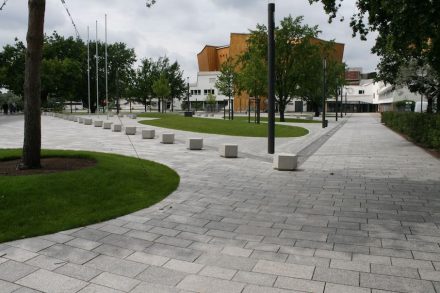 Der Vorplatz der Berliner Philharmonie aus Richtung Potsdamer Platz gesehen.