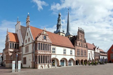 Historisches Rathaus Lemgo als teils verputzte, teils steinsichtige Baugruppe aus dem 14.-17. Jahrhundert. Foto: Christiane Herl, Stadt Lemgo