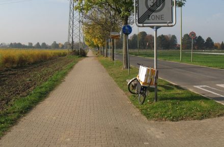 Radweg mit Betonsteinpflaster in Deutschland. Foto: Michel Voss / Wikimedia Commons