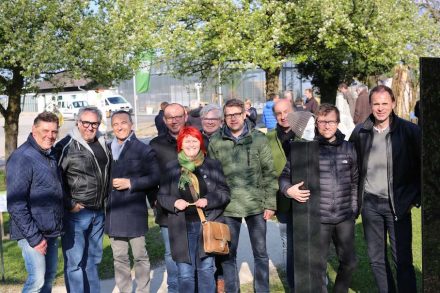 Die Beteiligten bei der Eröffnung bei kühlem Wetter im April 2017: (v.l.n.r.) Thomas Pilsl, Wolfgang Gollner, Norbert Kienesberger, Bernhard Baumgartner, Ernestine Lehrer, Stephan Pointner, Michael Gruber, Erich Trummer, Dr. Arnold Reinthaler und Helmut Moser. Nicht im Bild: Ortrun Skala, Raimund Fuchs, Rudi Wienerroither und Hans Paar. Man beachte den Totenschädel mit Mütze.