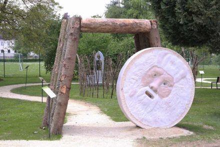 Helmut Moser: „Das Grab Jesu“ (33 n.Chr.) am Eingang zum Parcours. Der Felsenbrocken, der ehemals vor die Gruft gerollt war, ist hier eine Bocca della Verità aus der Antike. Im Mittelalter kam die Sage auf, der jeder, der lügt und seine Hand in ihren Mund liegt, die Hand verliert.