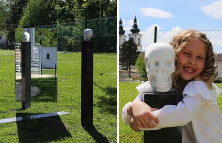 Erich Trummer, „Der liebe Tod und ich“: im Hochbarock kommen auf den Friedhöfen Symbole für die Vergänglichkeit (vanitas) in Mode. Besonders beliebt ist der Totenkopf - hier in Marmor gefertigt und auf eine Stele gestellt. Besucher können sich daneben stellen und sich (und ihre unausweichliche Zukunft) in einem Spiegel betrachten.
