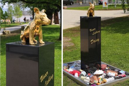 Michael Gruber, „Die Würde des Menschen“. Der Schoßhund greift den biblischen Tanz ums Goldene Kalb auf. Am Fuß der Stele liegt Abfall mit Resten von Begräbnisurnen. 1963 erlaubte die Katholische Kirche die Verbrennung.