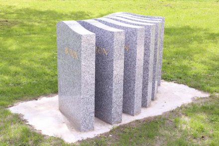 Ortrun Skala, „Masse ist klasse“: seit den 1960ern sind Grabsteine zu Massenprodukten geworden, die aus Asien geliefert werden. Im Friedhofsbereich sind seitdem die Steinmetze immer mehr zu bloßen Händlern geworden, statt dass sie als kreative Handwerker agieren.