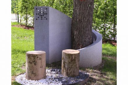 Bernhard Baumgartner, „Neue Alternative: Stein“: der Friedhof der Zukunft wird als Ort gesehen, wo sich Menschen treffen, teils um sich an die Verstorbenen zu erinnern, teils auch nur, um Zeit miteinander zu verbringen. Am höchsten Punkt des Grabsteins auf dem Foto gibt es ein Mühle-Spiel. Eine Idee ist, dass die Friedhofsbesucher Spielsteine kaufen, damit spielen und die Spielsteine mit nach Hause nehmen.