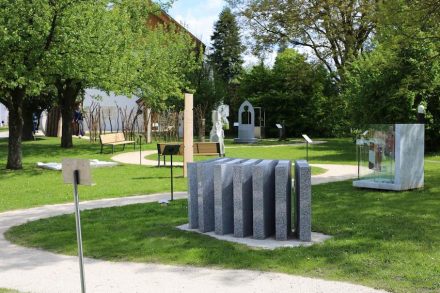 Blick in den Parcours „Der Wandel des christlichen Grabmals“. 