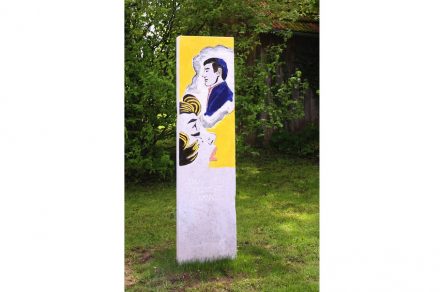 Wolfgang Gollner: „Colorful Antique“. Ancient statues were usually painted in bright colors. An effigy of Roy Lichtenstein is carved in the stele showing a young woman in morning. The surrounding marble sports pop-art colors.