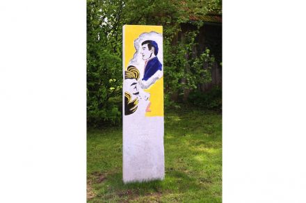 Wolfgang Gollner: „Bunte Antike“. In der Antike waren Statuen meist bunt bemalt. Hier ist in den Marmor der Stele als Relief ein Bild von Roy Lichtenstein eingearbeitet, das eine trauernde junge Frau zeigt. Rundherum ist der Marmor mit der Farbe des Pop-Art-Bildes bemalt.