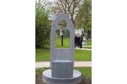 Thomas Pilsl, „Gotischer Peilstein“: Wichtig war noch im Hochmittelalter, dass das Grab auf die Reliquien eines Heiligen oder auf die Kirche ausgerichtet war. Beim Parcours peilt man jedoch nicht solche Orte an, sondern das Ende des Rundwegs und damit die Gegenwart.