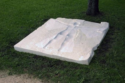 Norbert Kienesberger, „Im Tod sind alle gleich“: in der Renaissance wird der menschliche Körper vermessen und es werden Abdrücke genommen. Hier ist solch ein Abdruck ein Schnee-Engel, der entsteht, wenn sich jemand in den Schnee legt und mit Armen und Beinen rudert: Der Abdruck steht für die Person, die nicht mehr da ist - Besucher der Ausstellung sind eingeladen, sich in die Form hineinzulegen.