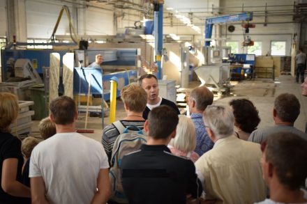 Sebastian Schilling, Geschäftsführer KMD Projekt GmbH, führt beim Tag der offenen Tür 2016 Besucher durch die Produktion.