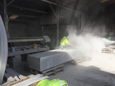 McKeon Stone: Bänke aus Naturstein für Facebook.