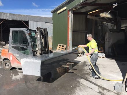 McKeon Stone: Bänke aus Naturstein für Facebook.