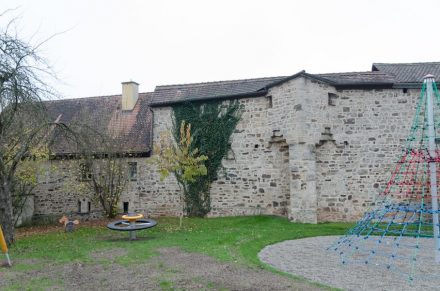 Stadtmauer FeuchtwangenEin Zeugnis mittelalterlicher Befestigungskunst ist Feuchtwangens Stadtmauer. Das Foto zeigt den intakten Teil Hintere Spitzenberg. Foto: Tilman2017/ Wikimedia Commons