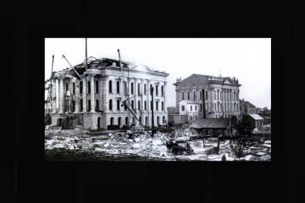 Der Bau des West-Flügels, 1879. Quelle: Kansas State Historical Society / Greg A. Hoots. Topeka. Chicago: Arcadia Publishing, 2010 / Wikimedia Commons
