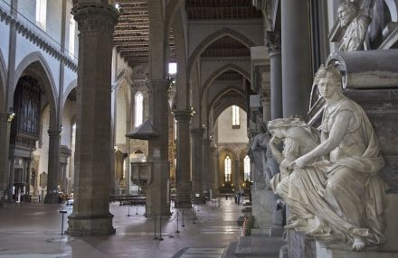 Seitengang der Kirche, vorne rechts das Grab.