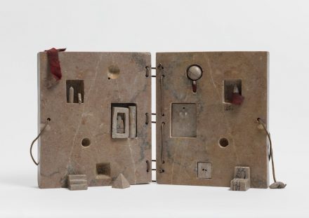 Gonzalo Fonseca: „Book (Tumba del Geometra, Vol. II)“, 1977-Limestone. Photo: EPW Studio Maris Hutchinson