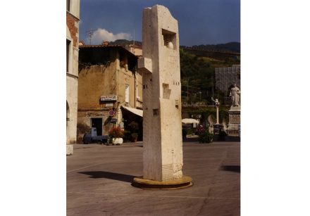 Gonzalo Fonseca: „Alexandrian Pillar“, 1986-87, Roman-travertine installed in Pietrasanta. Photo: Noguchi Museum