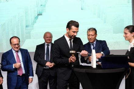 Awards honoring Ioannis Antoniadis at Marmomac. Far left: Giovanni Mantovani, Director of Veronafiere. Photo: Ennevi / Marmomac