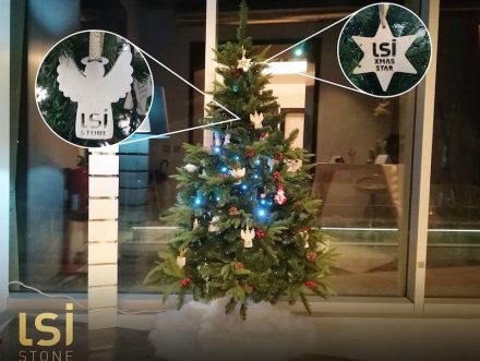 <a href="http://www.lsi-stone.com/"target="_blank">LSI Stone</a> aus Portugal hat den Weihnachtsbaum in seinem Showroom mit Engeln aus weißem Marmor und Sternen aus Kalkstein dekoriert.