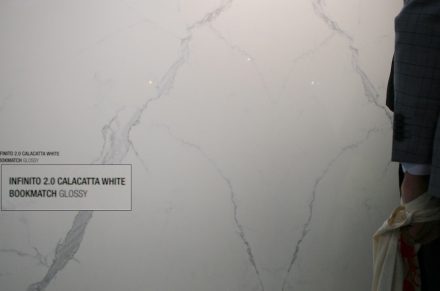 „Infinito 2.0“ nennt der Keramikhersteller Fondovalle eine Kollektion. Eines der Produkte ist „Calacatta White“ (Cersaie 2017).