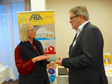 Der neue Säure- und Fleckschutz Marble Aid von FILA „zum Anfassen” überzeugt auch in seiner Haptik. Das Foto von der Bildungswoche der österreichischen Steinmetze zeigt Anna Singer, Geschäftsführerin Steinzentrum Hallein, und Martin Mayr für FILA in Österreich.