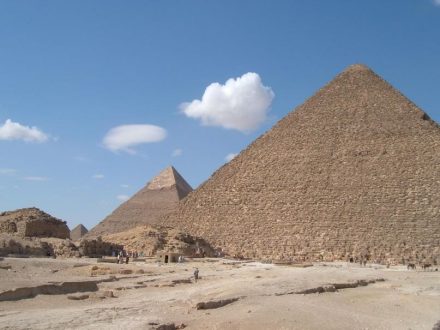 A view of the Giza Pyramids from the east with the Great „Cheops“-Pyramid in the foreground. Source: Giulio Magli