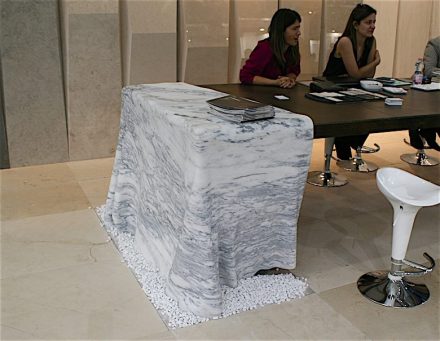Der Tisch inklusive Marmor-Tischtuch auf dem Foto ist nicht das, was in unserem Beitrag mit „Gesteinstisch“ gemeint ist, wir geben es zu. Gezeigt wurde er auf der Marmomac 2017 am Stand der portugiesischen Firma Airemármores.