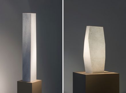 Links: Jens Trimpin, Ohne Titel, 2012/13, Marmor; Rechts: Jens Trimpin, Ohne Titel, 1991, Koelgar Marmor.
