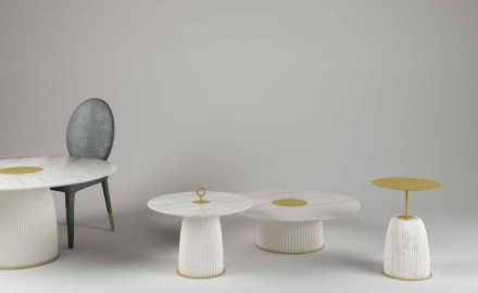 <a href="http://www.paolocastelli.com/"target="_blank">Paolo Castelli</a>: „Dione“ Beistelltische und Tisch mit Fuß in Keramik und Platte in Marmor Calacatta.