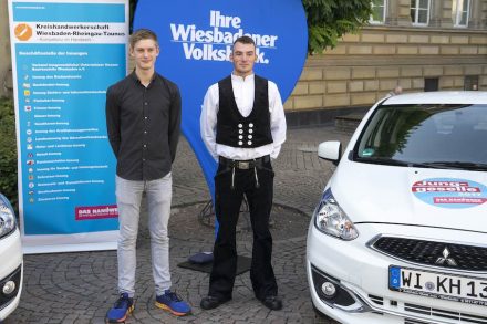 Steinmetz Dominik Herden (rechts) mit dem anderen „Junggesellen“ 2017 aus einem anderen Beruf. Foto: Wiesbadener Volksbank eG