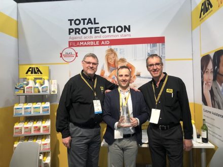 Auf der Messe TISE/Stone Expo Marmomacc in Las Vegas 2018 gewann FILA den Best Innovation Award für den Säure- und Fleckschutz Marble Aid. Das Foto zeigt in der Mitte Firmenchef Francesco Pettenon, links Jeff Moen und rechts Marco Galliozzi von FILA AMERICAS.