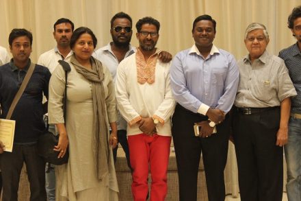 K. Vikram Rastogi (1. von rechts) und B. Pani IAS, Municipal Commissioner in Rajkot (2. von rechts) sowie einige der Künstler.