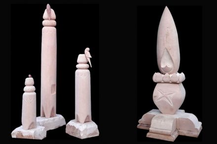 „The Temple of Life“ (links) von Pinaki Mohanty, „Tribute to National Heroes“ (rechts) von Bhismbhar Mehta.