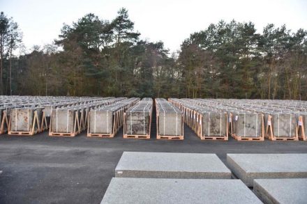 Außenlager mit Natursteinplatten der Neuen Nationalgalerie aus Striegauer Granit. Foto: BBR/ Fotograf Thomas Bruns