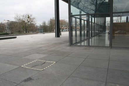 Schäden an den Granitplatten vor dem Gebäude. Foto: Peter Becker