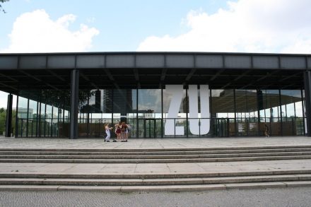 Ankündigung mit Augenzwinkern, dass die Neue Nationalgalerie für eine Weile geschlossen bleibt. Foto: Peter Becker