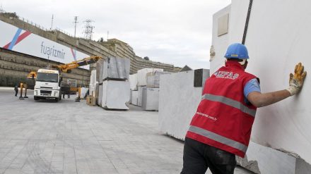 The first blocks arrived on March, 15th at the fairground.